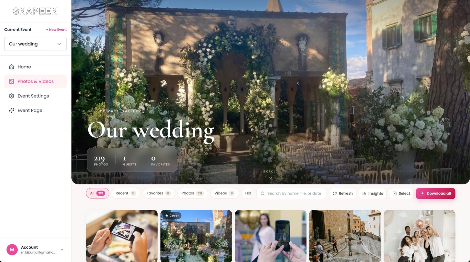 Snapeen Premium dashboard with live slideshow and branded event page