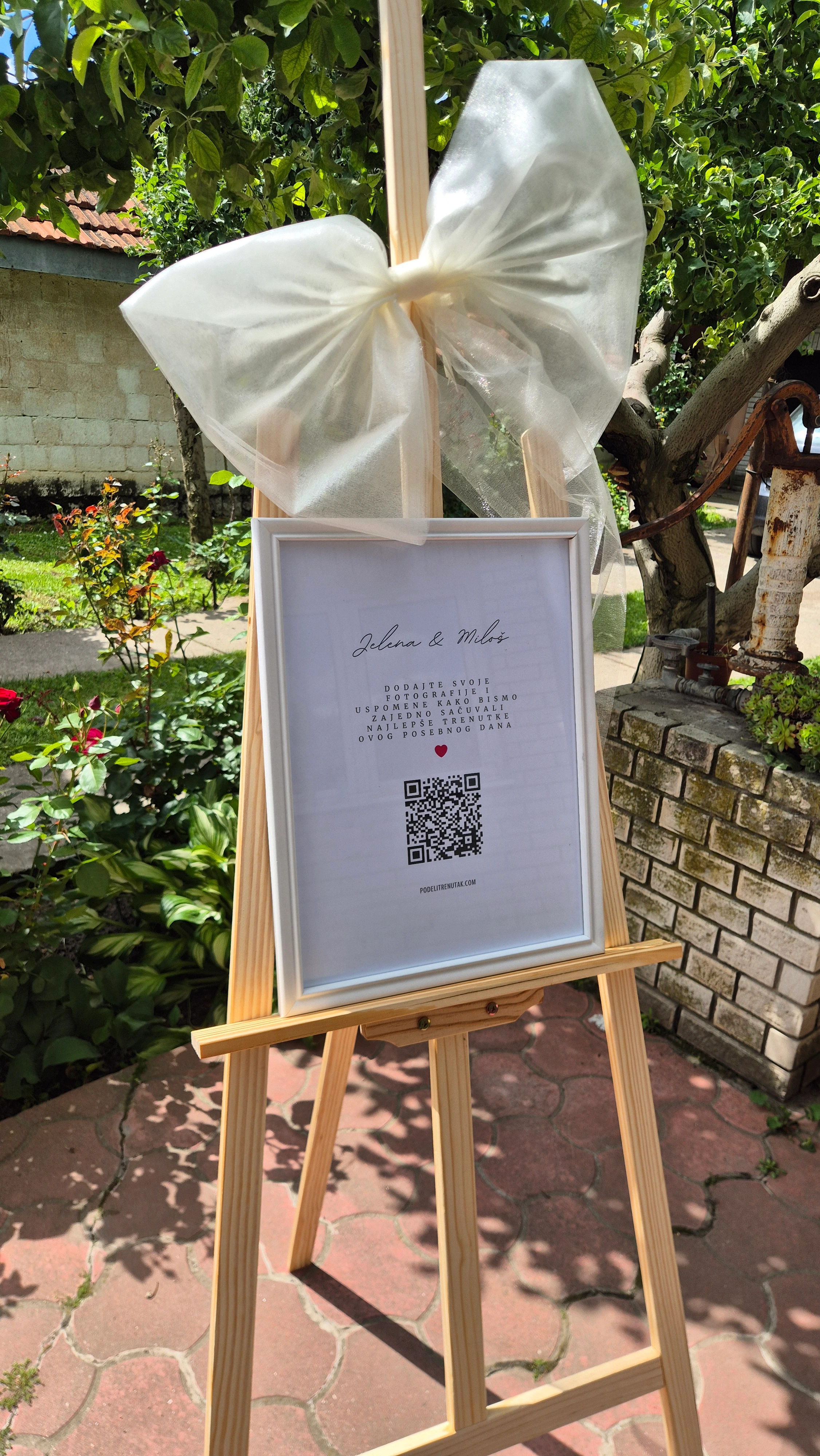 Wedding guest scanning QR code to upload photos instantly - Snapeen mobile app demonstration showing photo upload process